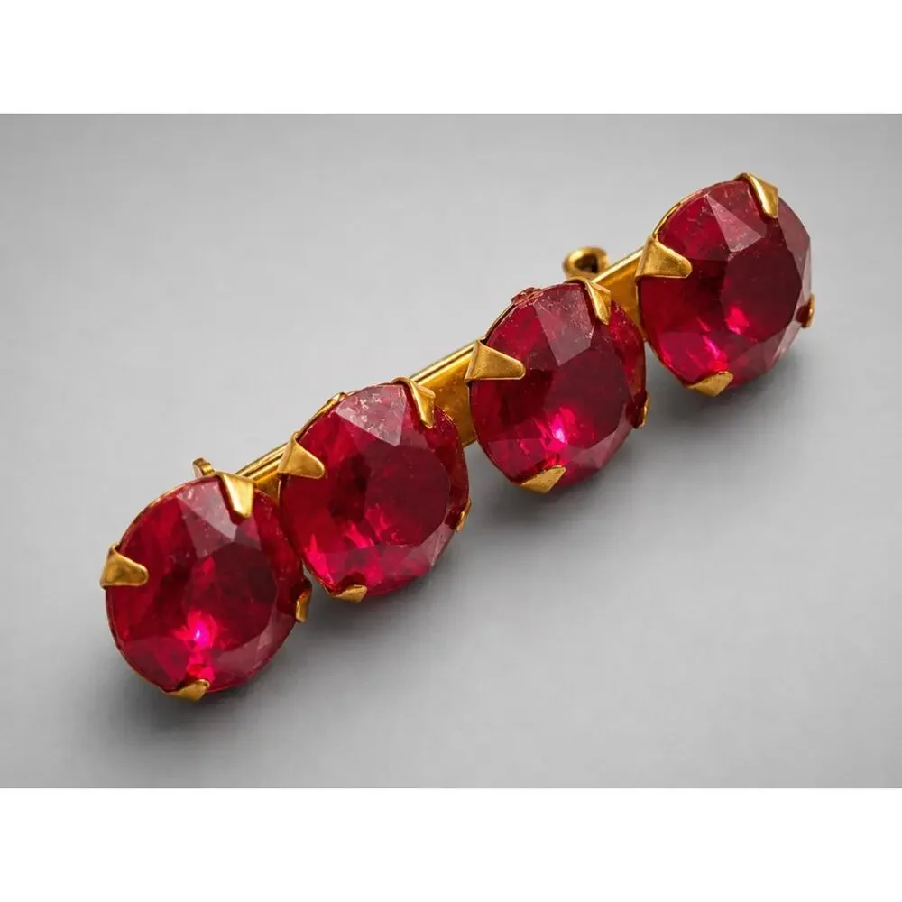 Vintage Deep Red Faceted Lucite Bar Pin, Retro C-Hook, 1940s, Gold-tone‎ go-64